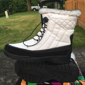 NWT Winter White Boots (9)